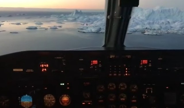 グリーンランドに着陸する飛行機のコックピット.jpg