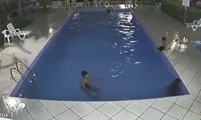 プールで溺れる子を助ける大人.jpg