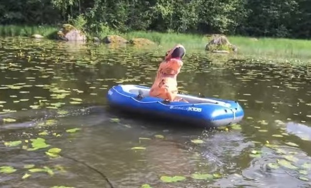 池のボートに飛び込むＴ－ＲＥＸ.jpg