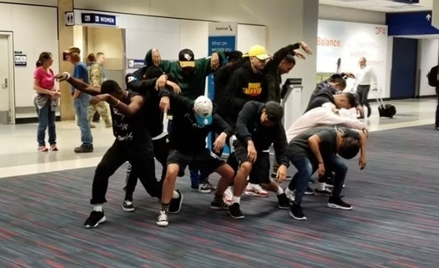 空港で集団ダンス.jpg