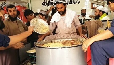 お皿の使い方が特徴的なパキスタンのチャワル料理.jpg
